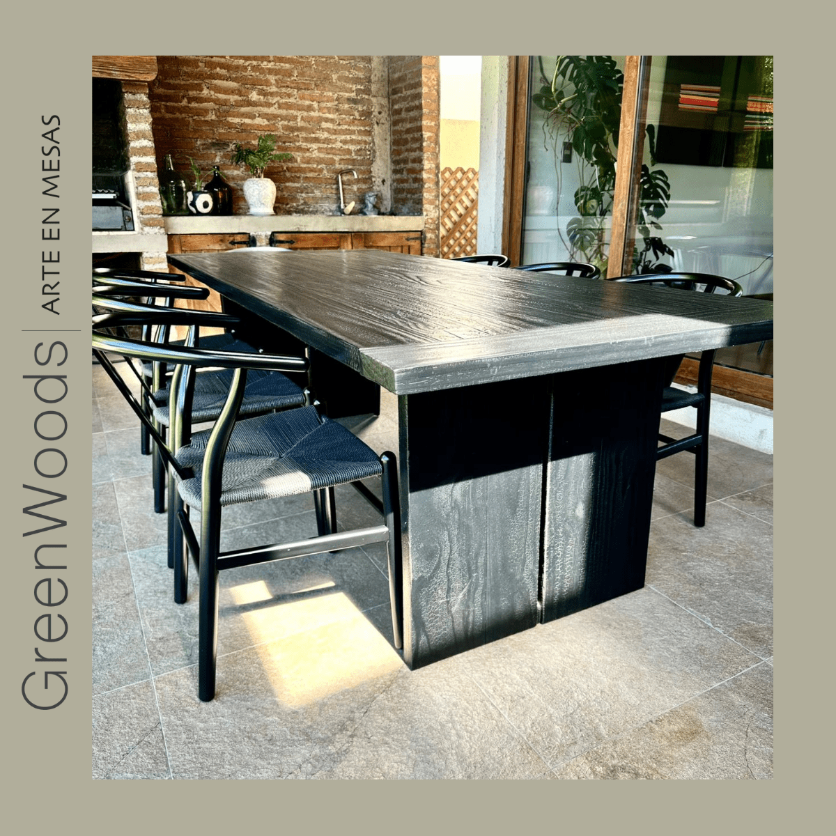 Mesa de comedor negra Eclipse de madera carbonizada con base de bloque